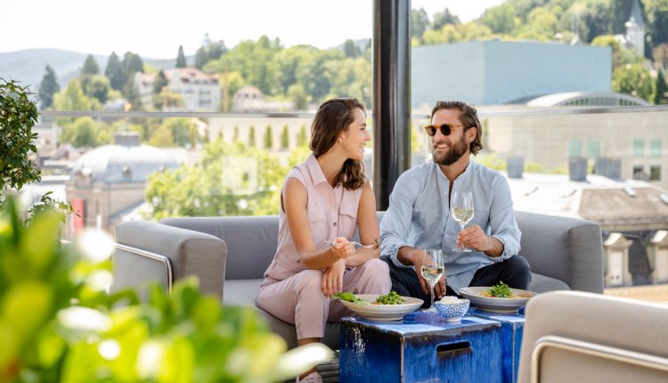 man en vrouw aan het eten