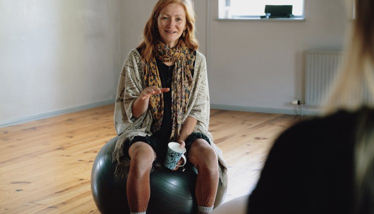 vrouw op fitnessbal