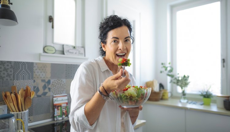 Vrouw eet gezond tijdens de overgang