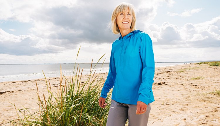 vrouw op strand 