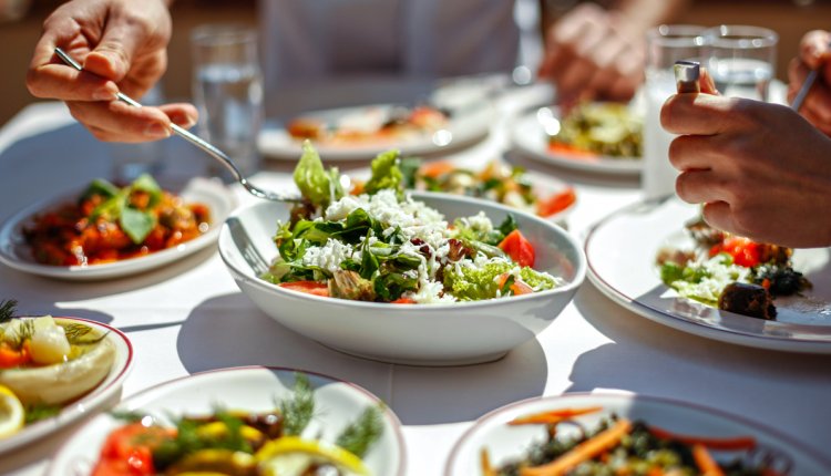 tafel vol met groentegerechten, plantaardige maaltijd