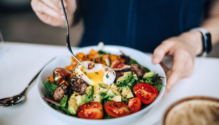 Vrouw eet koolhydraatarme salade