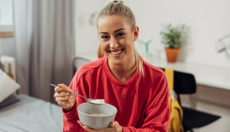 vrouw eet havermout in bed