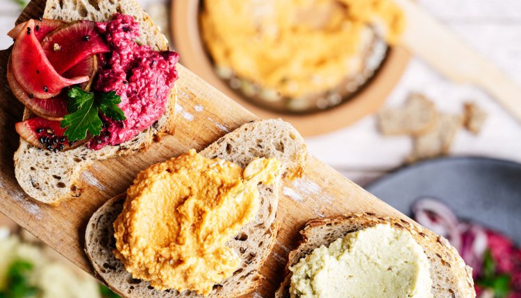 Verschillende soorten hummus op een plakje stokbrood