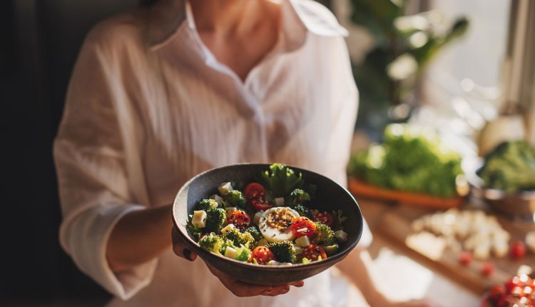 Vrouw heeft gezonde lunch gemaakt met avocado