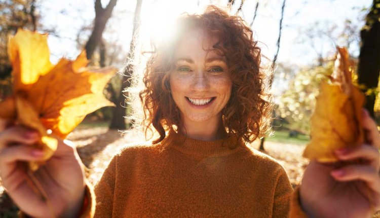 vrouw in de herfst in het bos