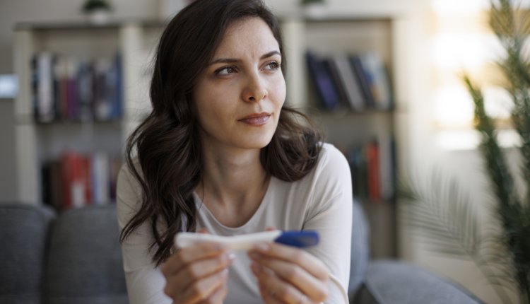 vrouw met zwangerschapstest