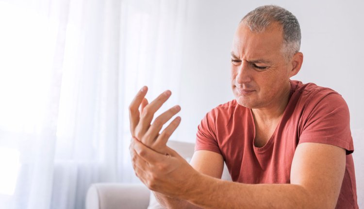 Man met pijnlijke hand