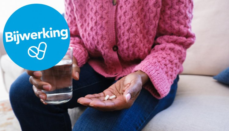 vrouw slikt supplement met water