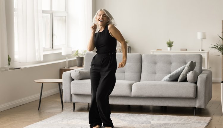 dansende vrouw in kamer