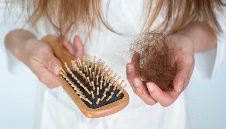 borstel met haren door haarverlies