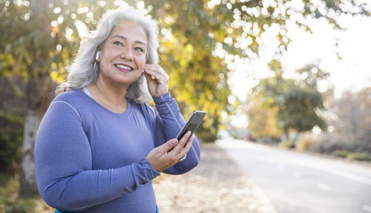 oudere vrouw buiten aan het wandelen