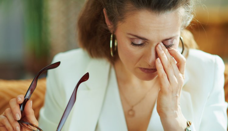 vrouw wrijft in ogen