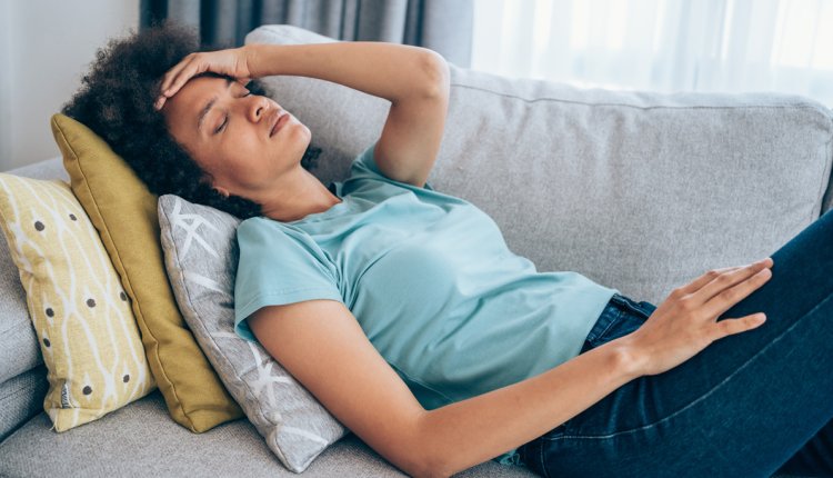 vrouw ligt op de bank