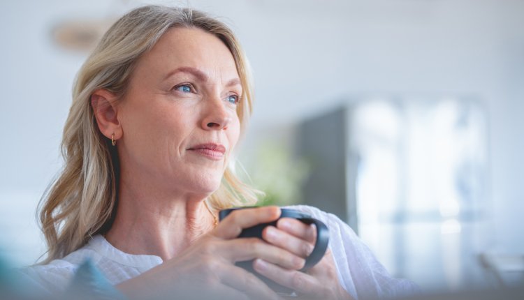 Vrouw zorgelijk aan haar koffie