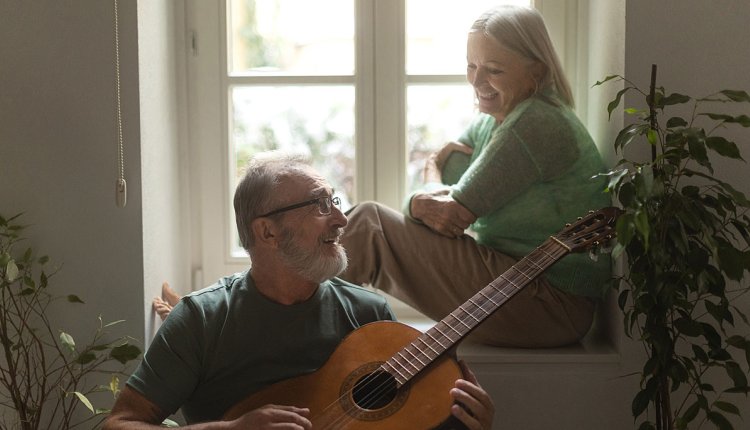 Man speelt gitaar voor zijn vrouw