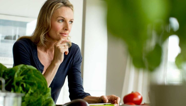 Vrouw nadenkend in keuken