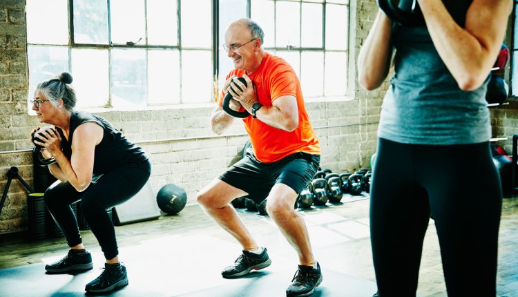 Man en vrouw doen aan krachttraining