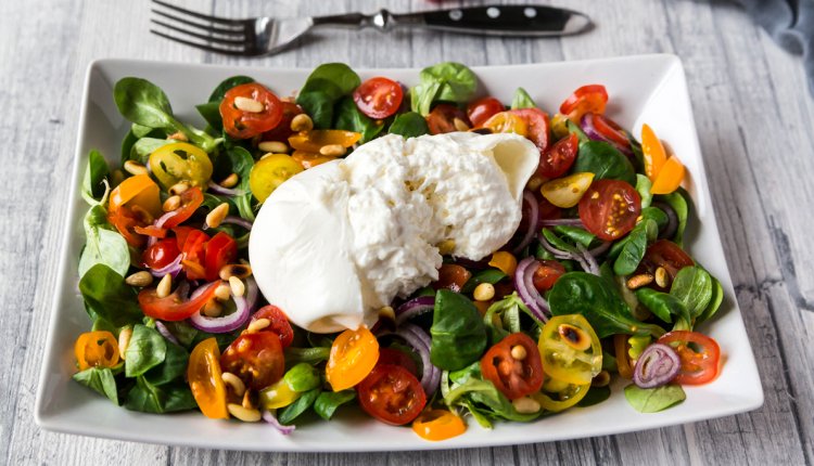 Een salade met burrata als topping