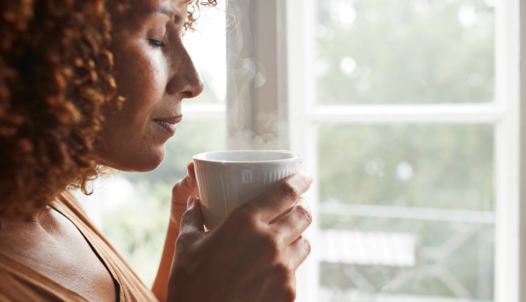 Vrouw drinkt een kop koffie