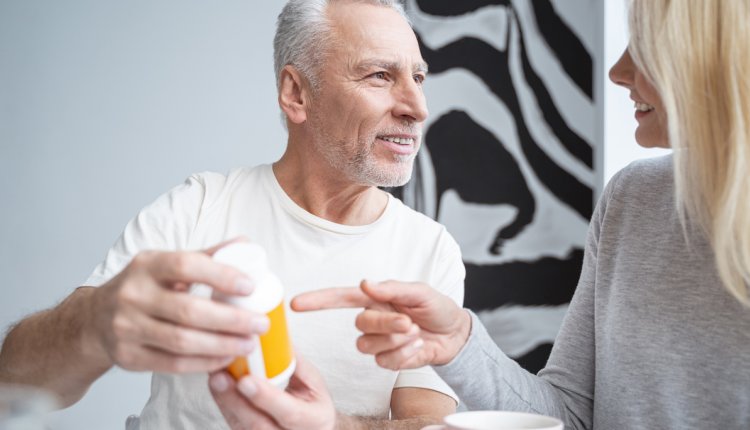 man met medicijnen