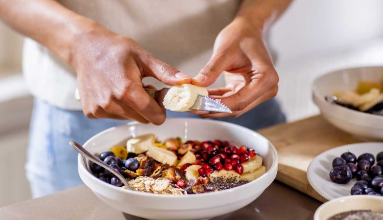 Vrouw maakt ontbijt met bananaan