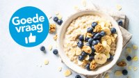 Kom met havermoutpap met granola en blauwe bessen