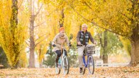 oudere mensen op de fiets in de herfst