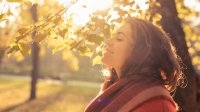 Vrouw in de herfstzon