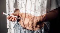 vrouw met injectie afslankmedicijn