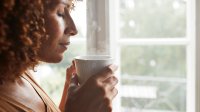 Vrouw drinkt een kop koffie