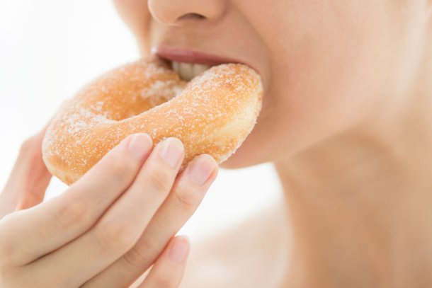 Vrouw eet donut