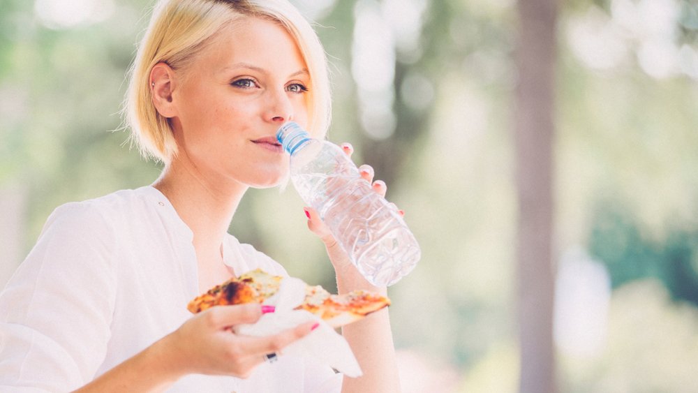 Maxim Boven hoofd en schouder condensor Is drinken tijdens het eten ongezond? | Gezondheidsnet