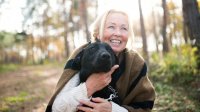 Vrouw knuffelt haar hond