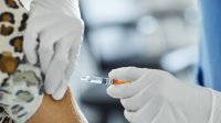 Een persoon krijgt een vaccinatie in de bovenarm