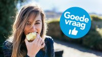 vrouw eet appel in het zonnetje buiten