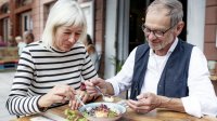 ouder stel eet gezonde salade