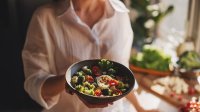 Vrouw heeft gezonde lunch gemaakt met avocado