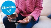 vrouw slikt supplement met water