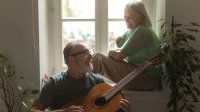 Man speelt gitaar voor zijn vrouw