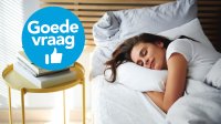 Vrouw ligt alleen in bed lekker te slapen