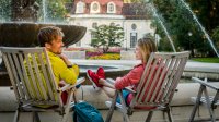 man en vrouw op stoelen