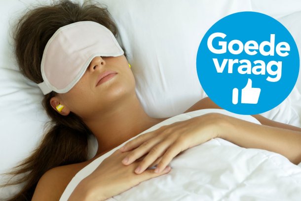 Vrouw slapend in bed met oogmasker en oordoppen