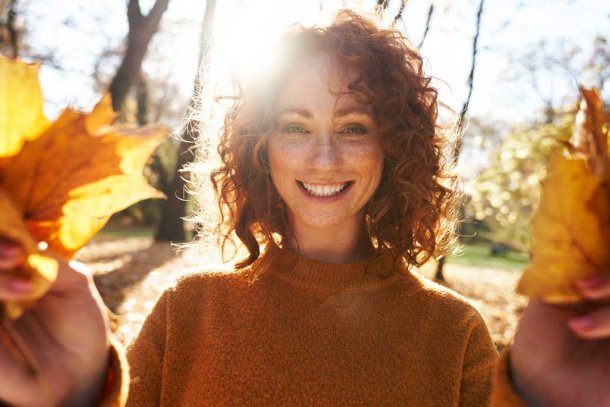 vrouw in de herfst in het bos