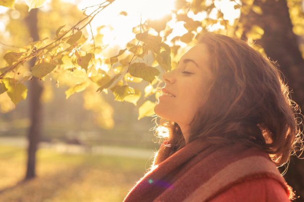 Vrouw in de herfstzon