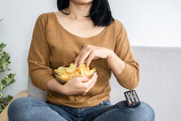 vrouw eet chips