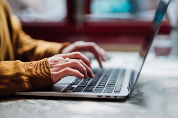 vrouw achter laptop