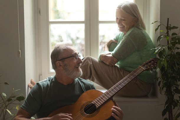 Man speelt gitaar voor zijn vrouw