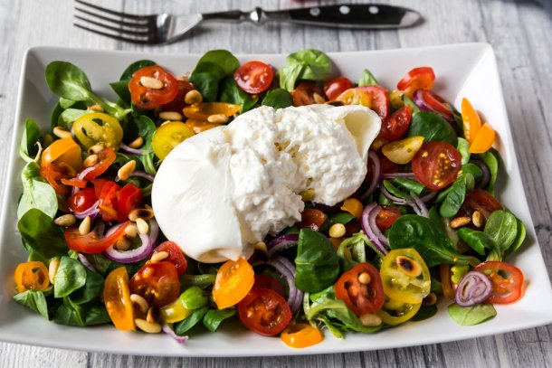 Een salade met burrata als topping