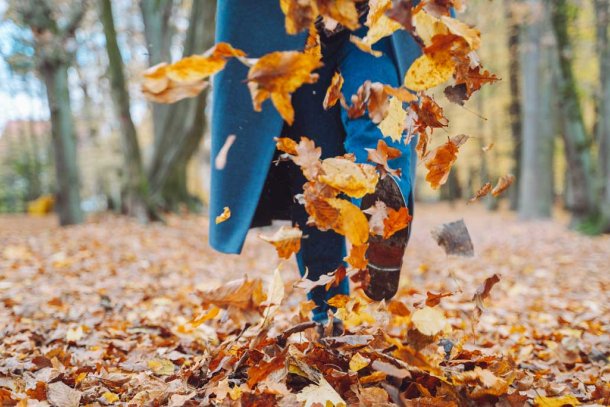 vrouw in bos in herfst